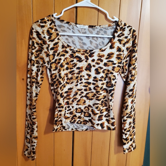 Super soft form fitting animal print top - Picture 1 of 2